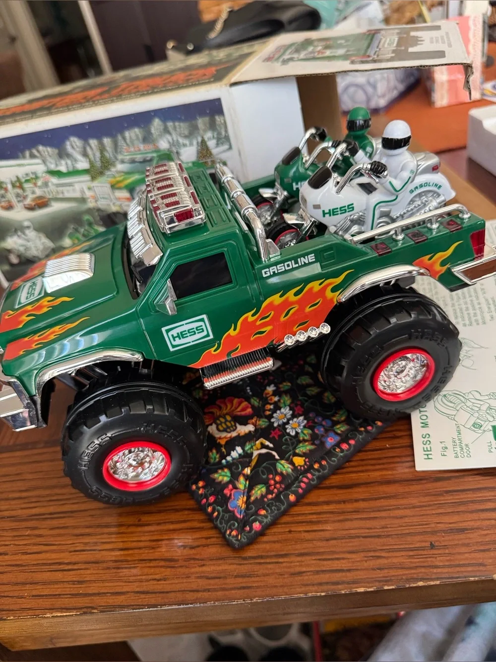 2007 Hess Toy Monster Truck with 2 Motorcycles Lights & Sound BRAND NEW IN BOX - Picture 5 of 6